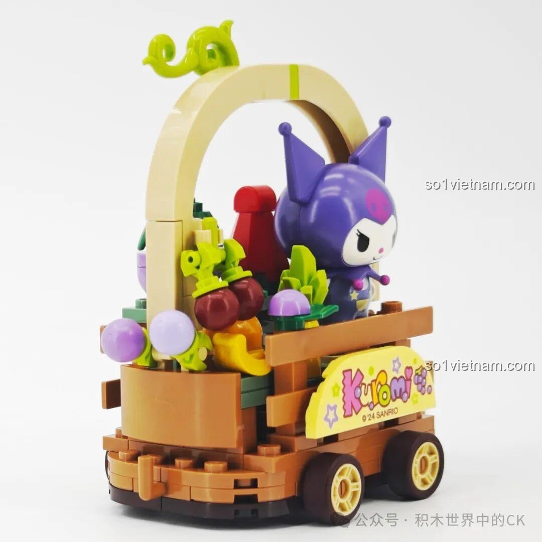 Góc nhìn nghiêng của mô hình lắp ghép Kuromi K20834, làm nổi bật cấu trúc giỏ trái cây và các phụ kiện.
