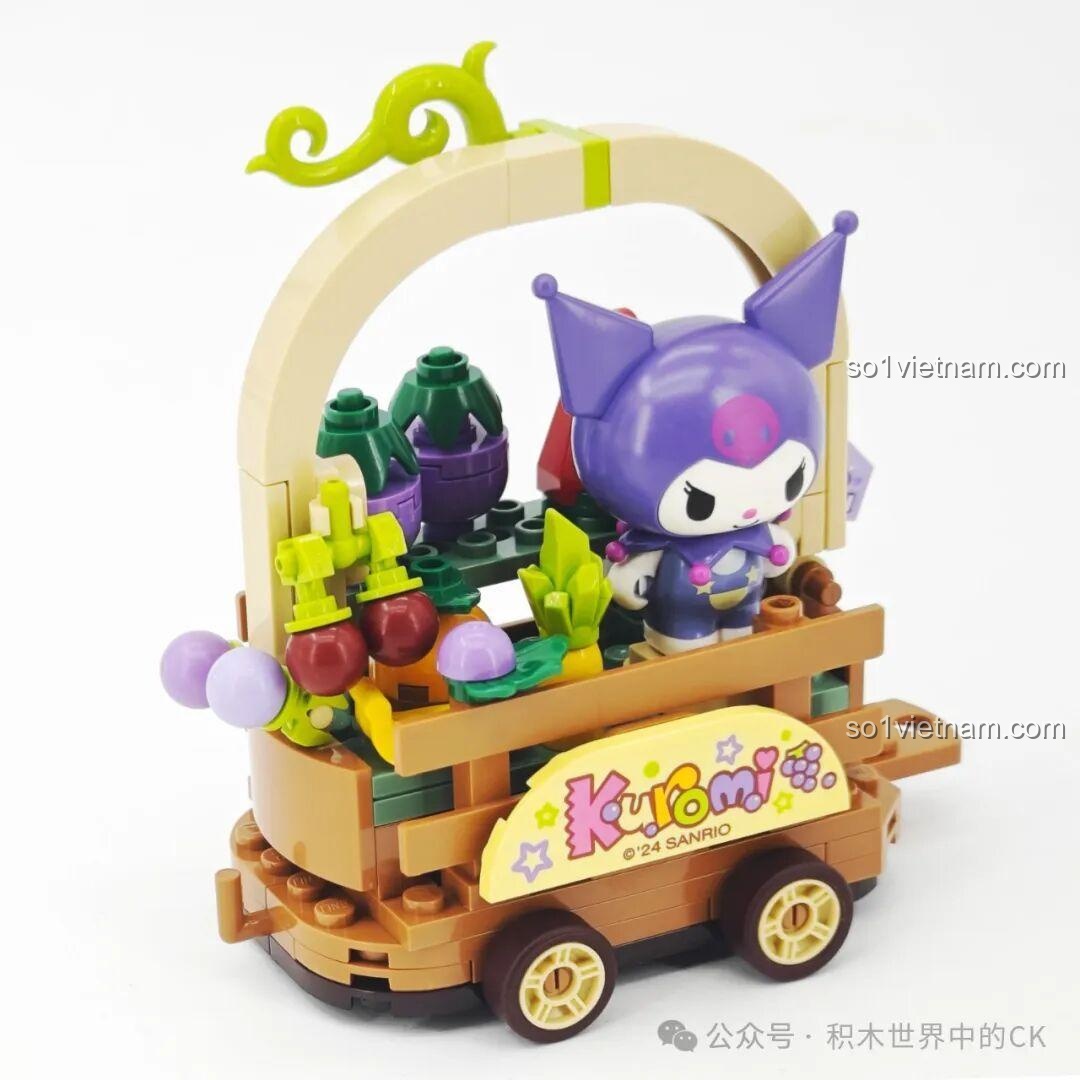 Mô hình lắp ghép Keeppley Sanrio Kuromi K20834 xe hoa giỏ trái cây hoàn chỉnh, nhìn từ góc chéo, chi tiết trái cây sinh động.