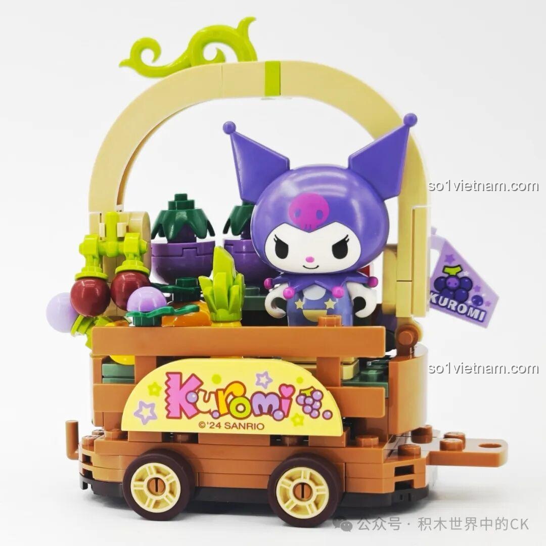 Mô hình lắp ghép Keeppley Sanrio Kuromi K20834 xe hoa giỏ trái cây hoàn chỉnh, nhìn từ phía sau, với chậu cây nhỏ.