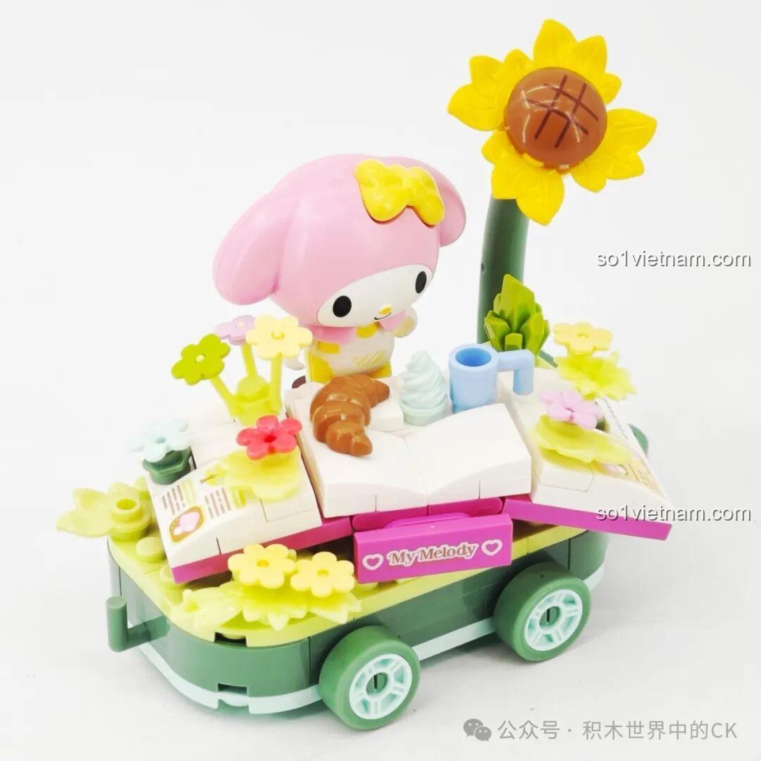 Mô hình lắp ghép My Melody K20831 đã hoàn thành, xe hoa chủ đề dã ngoại với hoa, hướng dương, bánh sừng bò và kem.