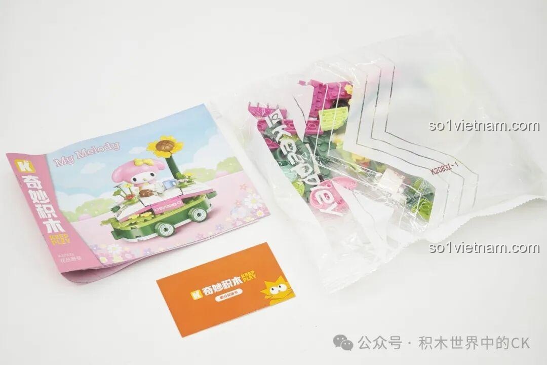 Nội dung bên trong hộp Keeppley Sanrio My Melody K20831: sách hướng dẫn, thẻ và túi mảnh ghép, tương tự Pompompurin K20833.