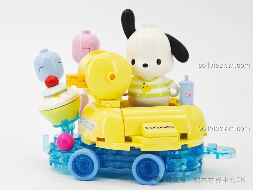 Mặt sau mô hình lắp ghép Pochacco K20835, hiển thị các chi tiết nhỏ và sự cân đối của chiếc xe hoa.