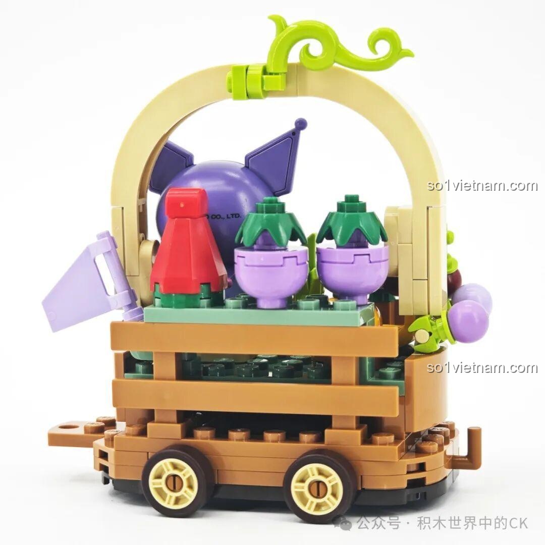 Nội dung bên trong hộp lắp ghép Pochacco K20835 của Keeppley Sanrio, bao gồm sách hướng dẫn, túi mảnh ghép và thẻ nhỏ.