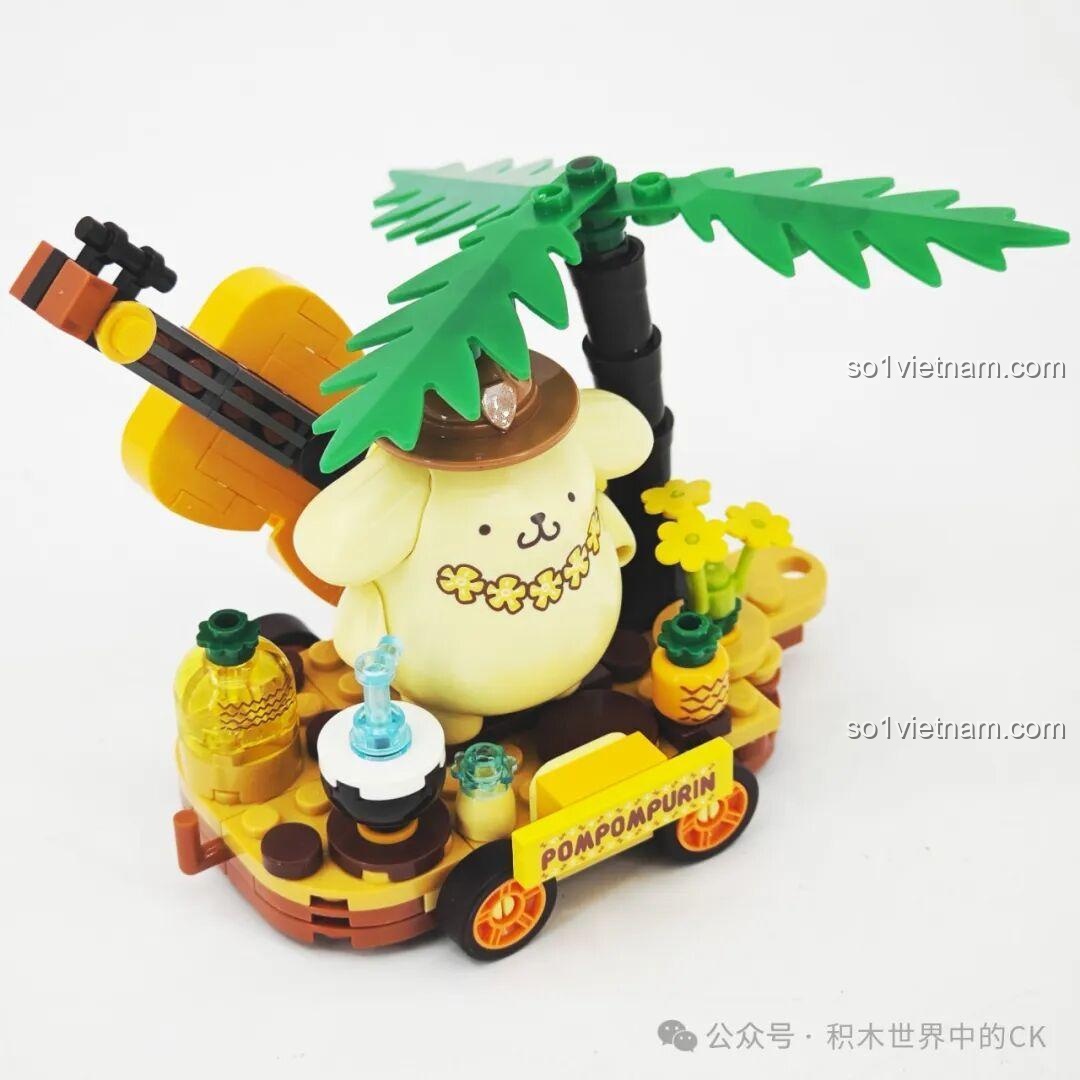 Góc nhìn khác của mô hình lắp ghép Pompompurin K20833, làm nổi bật các chi tiết như cây cọ và đàn guitar.