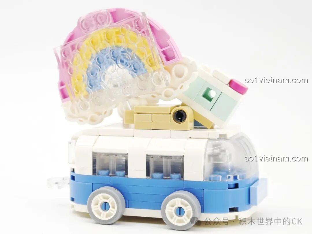 Nội dung bên trong hộp lắp ghép Pompompurin K20833 của Keeppley Sanrio, bao gồm sách hướng dẫn, túi mảnh ghép và thẻ nhỏ.