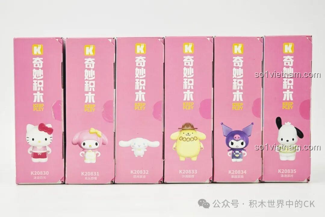 Cạnh bên bao bì bộ lắp ghép Sanrio Xe Hoa Diễu Hành Keeppley, hiển thị hình ảnh chibi của các nhân vật và mã sản phẩm.