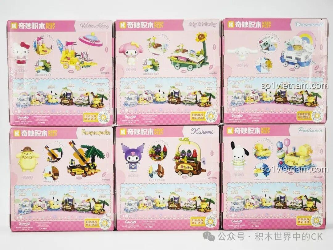 Mặt sau của sáu hộp đồ chơi lắp ghép Keeppley Sanrio xe hoa diễu hành, hiển thị các chi tiết và khả năng kết nối của Pompompurin K20833.