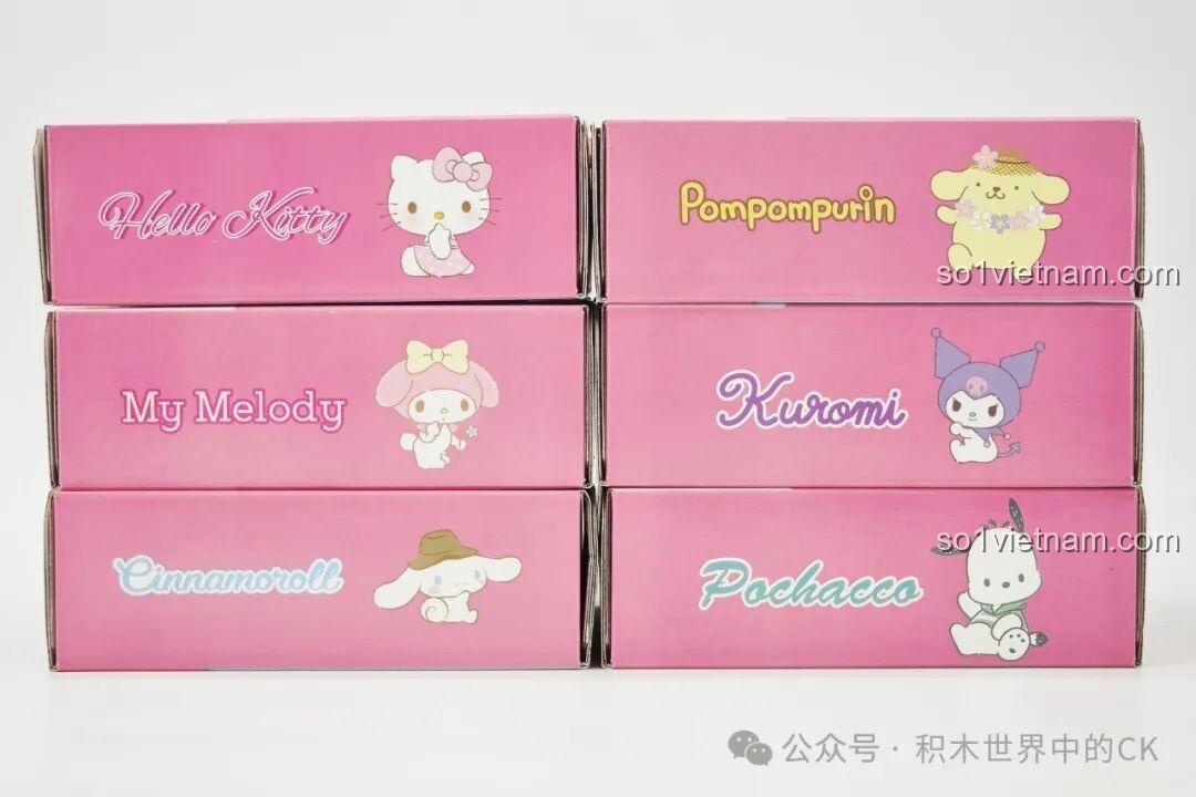 Mặt trên của sáu hộp đồ chơi lắp ghép Keeppley Sanrio, với tên nhân vật và logo, bao gồm Pompompurin K20833.