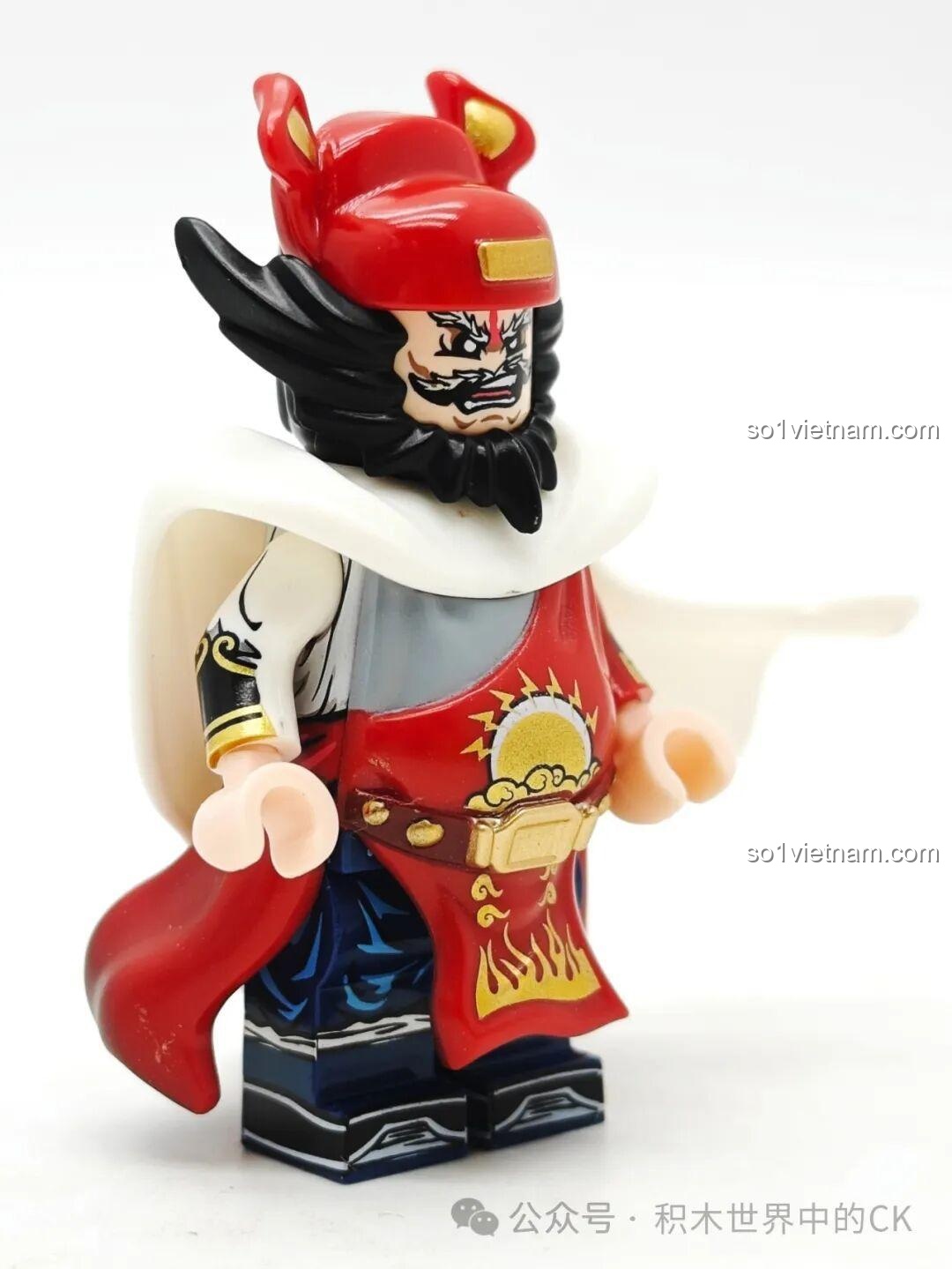 Cận cảnh khuôn mặt Bạch Vô Thường Kuzao 11716, hiển thị chi tiết in ấn sắc nét và biểu cảm đặc trưng.