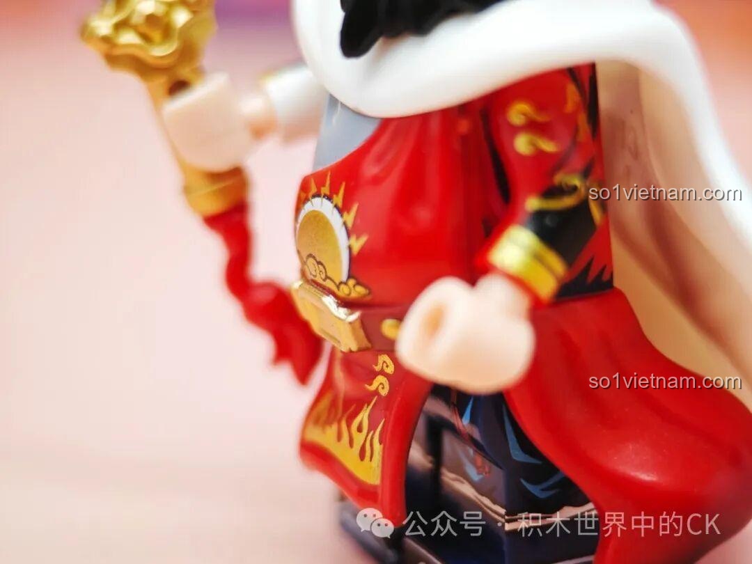 Bộ ba minifigure Kuzao Bạch Vô Thường, Hắc Vô Thường, Chung Quỳ tạo dáng cùng các nhân vật khác trong bối cảnh cổ trang.