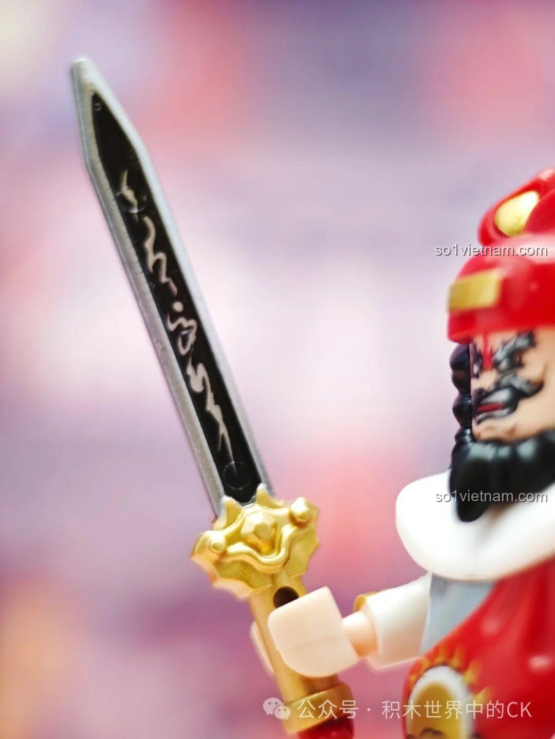 Bộ ba minifigure Kuzao Bạch Vô Thường, Hắc Vô Thường, Chung Quỳ tạo dáng cùng các nhân vật khác trong bối cảnh huyền ảo.