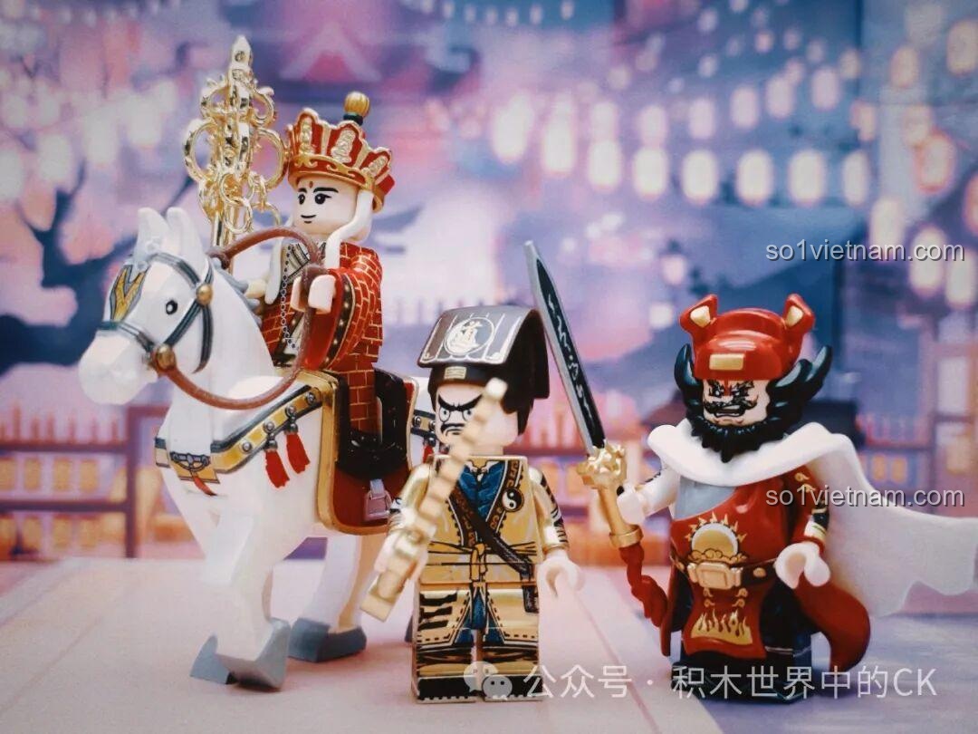 Bộ ba minifigure Kuzao Bạch Vô Thường, Hắc Vô Thường, Chung Quỳ tạo dáng cùng nhau trên nền trắng.