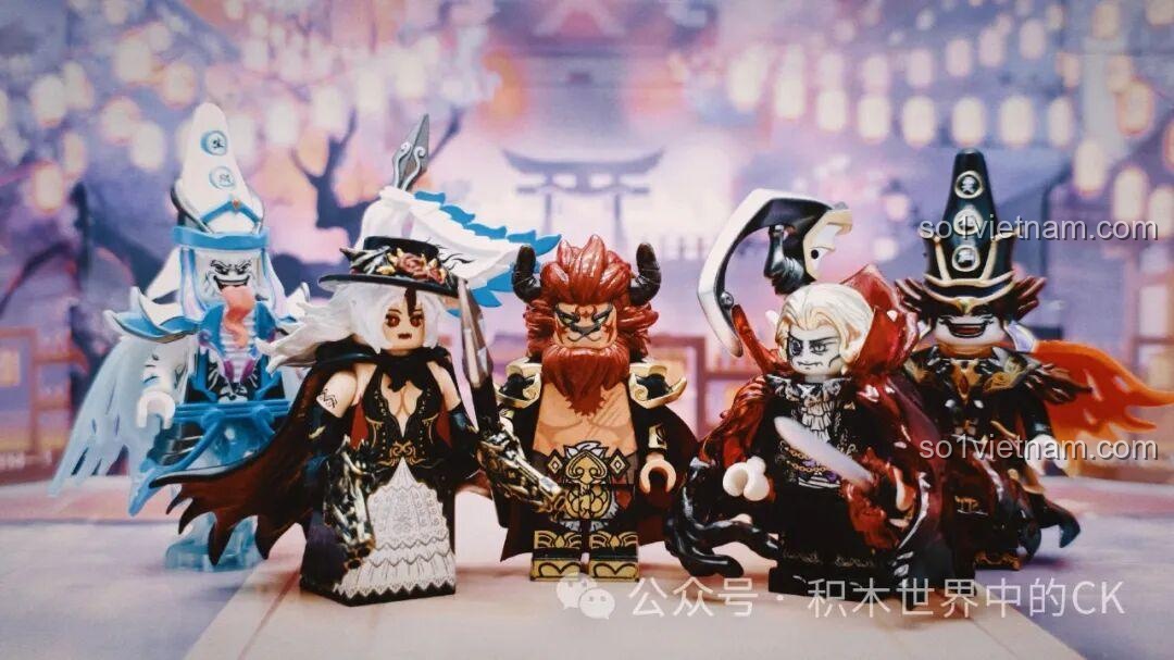 Bộ ba minifigure Kuzao Bạch Vô Thường, Hắc Vô Thường, Chung Quỳ tạo dáng cùng nhau trên nền trắng, góc khác.