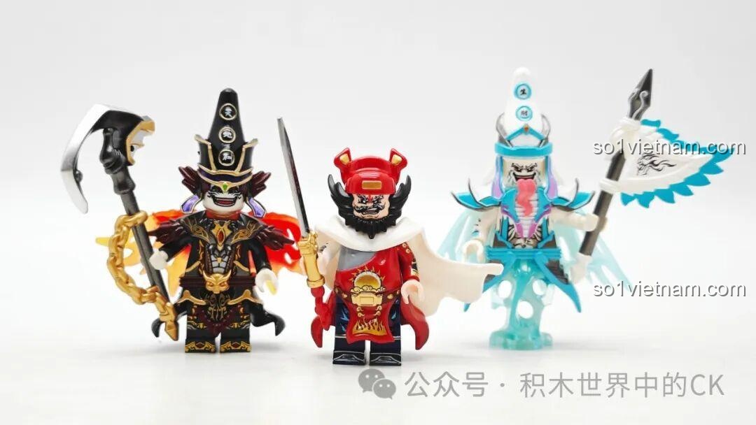 Bộ ba minifigure Kuzao Bạch Vô Thường, Hắc Vô Thường, Chung Quỳ tạo dáng cùng nhau trên nền trắng, cận cảnh.