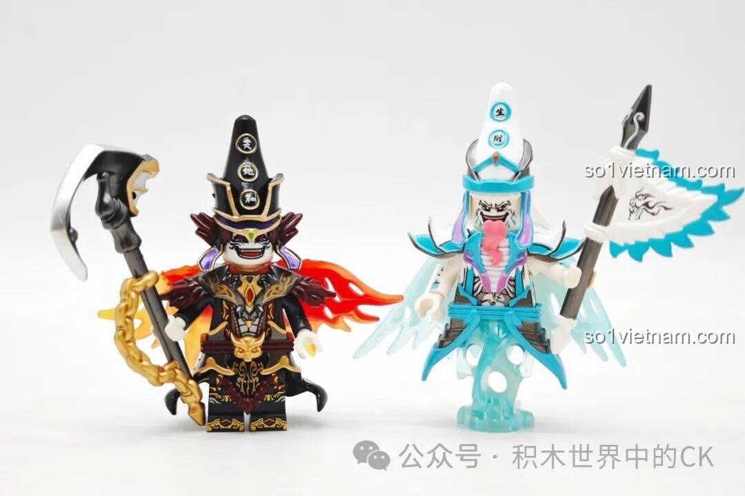 Bộ ba minifigure Kuzao Bạch Vô Thường, Hắc Vô Thường, Chung Quỳ tạo dáng cùng nhau trên nền trắng, góc rộng.