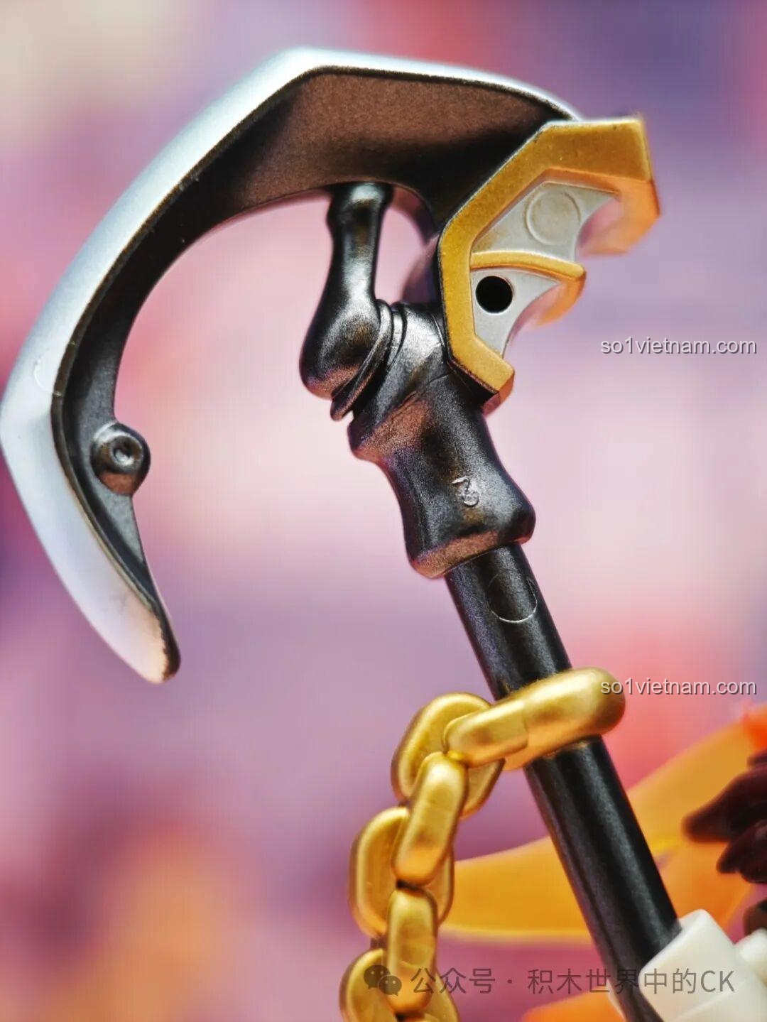 Cận cảnh giáp ngực Chung Quỳ Kuzao 11718, hiển thị họa tiết mặt trời và các chi tiết trang trí.