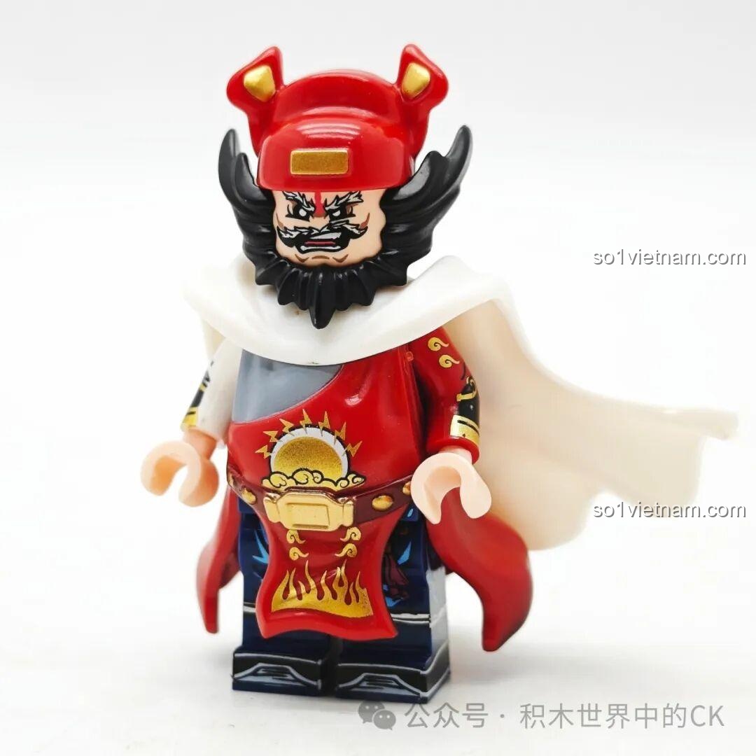 Minifigure Chung Quỳ Kuzao 11718 đã lắp ráp hoàn chỉnh, nhìn từ bên cạnh, thể hiện độ dày và các lớp trang phục.