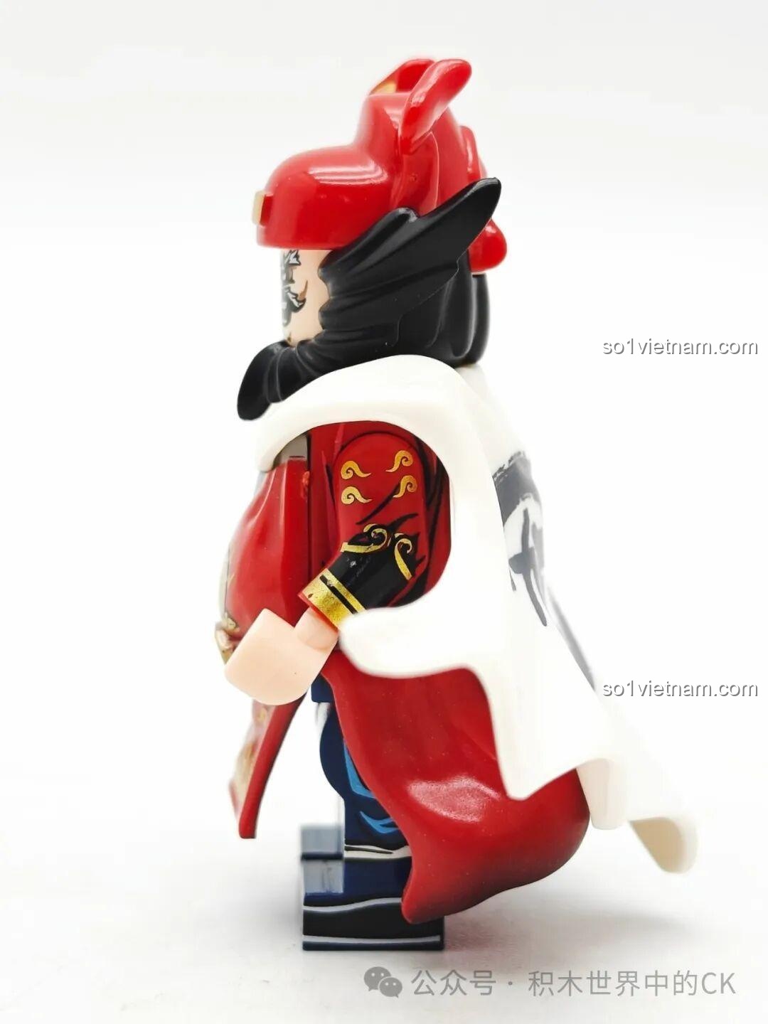 Minifigure Chung Quỳ Kuzao 11718 đã lắp ráp hoàn chỉnh, mặt sau, với áo choàng và các chi tiết trang trí.