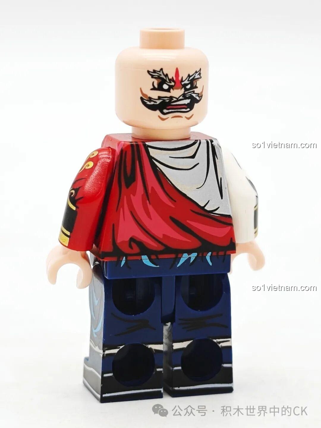 Minifigure Chung Quỳ Kuzao 11718 đã lắp ráp hoàn chỉnh, mặt trước, với mũ, áo choàng và các phụ kiện đặc trưng.