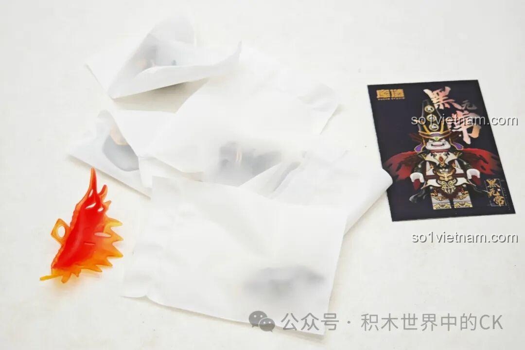 Các mảnh ghép của bộ lắp ghép Kuzao Hắc Vô Thường 11717 sau khi unboxing, kèm theo hướng dẫn và tấm card nhân vật.