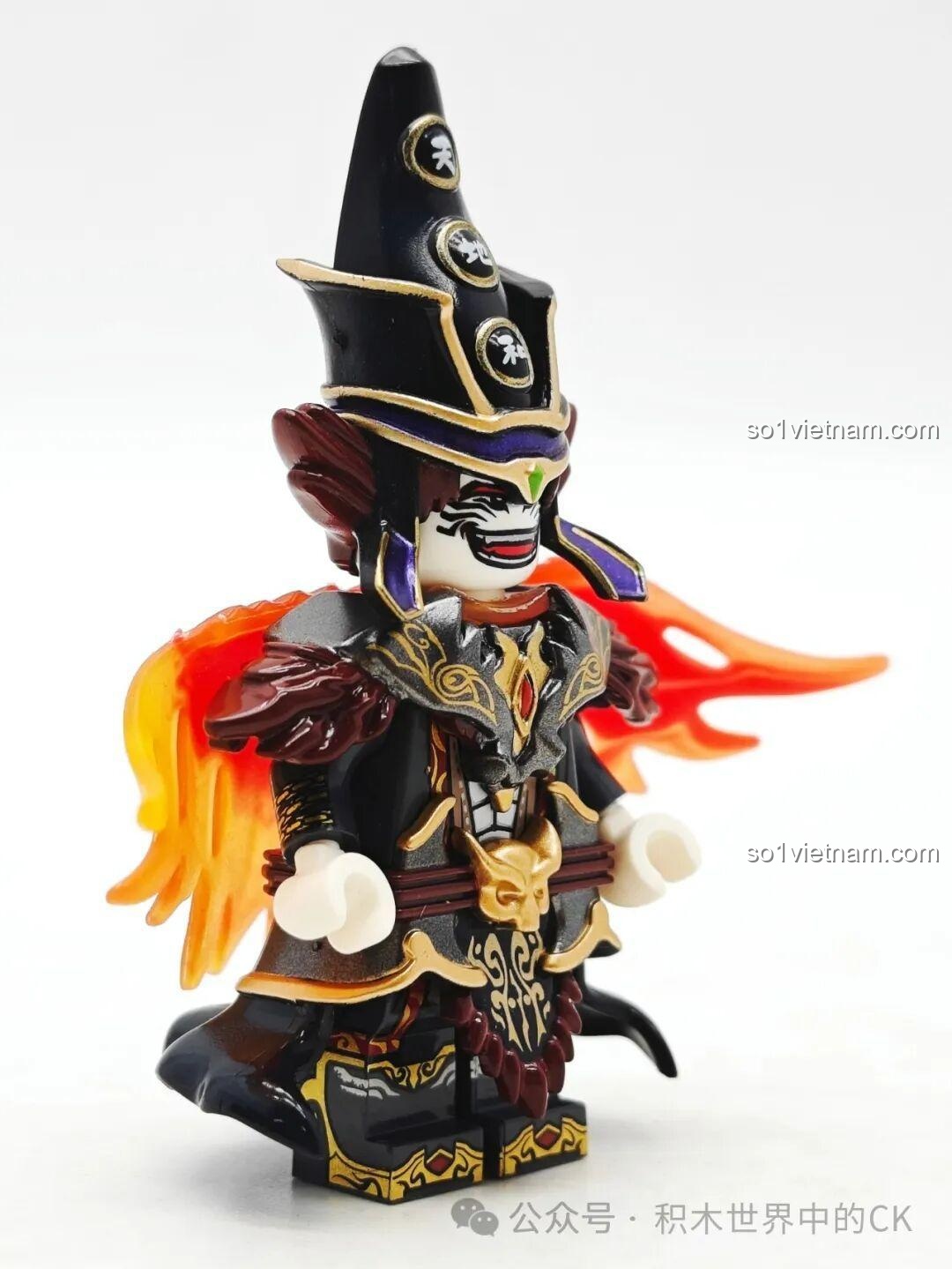 Minifigure Hắc Vô Thường Kuzao 11717 đã lắp ráp hoàn chỉnh, cầm lưỡi hái lớn với dây xích vàng, tạo dáng mạnh mẽ.