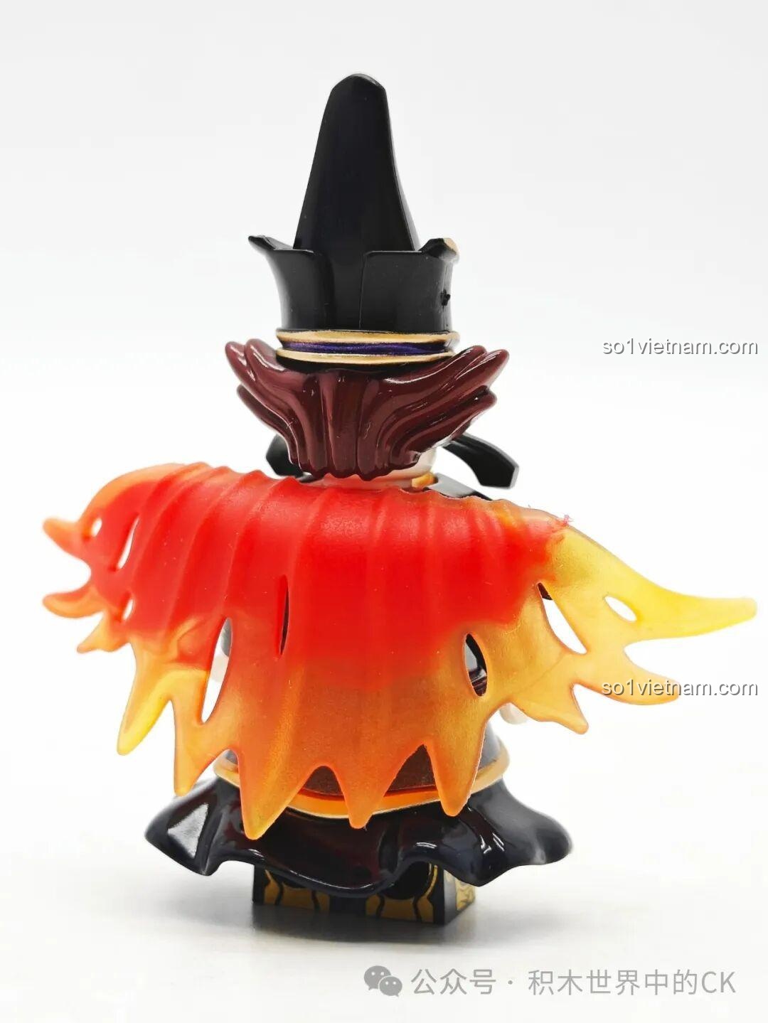 Minifigure Hắc Vô Thường Kuzao 11717 đã lắp ráp hoàn chỉnh, mặt sau, với áo choàng lửa và các chi tiết trang trí.