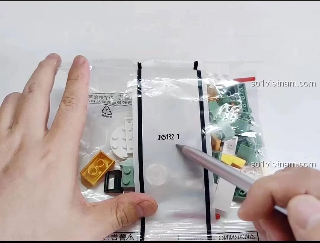 Túi mảnh ghép của bộ lắp ghép Kỳ Lân Chiêu Tài JK5132 JAKI với mã sản phẩm và số thứ tự.