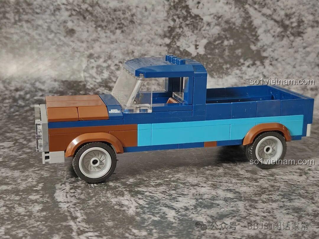 Góc nhìn phía sau mô hình xe bán tải đã lắp ghép từ bộ Millionspring F-C9831 Yellowstone, với chữ