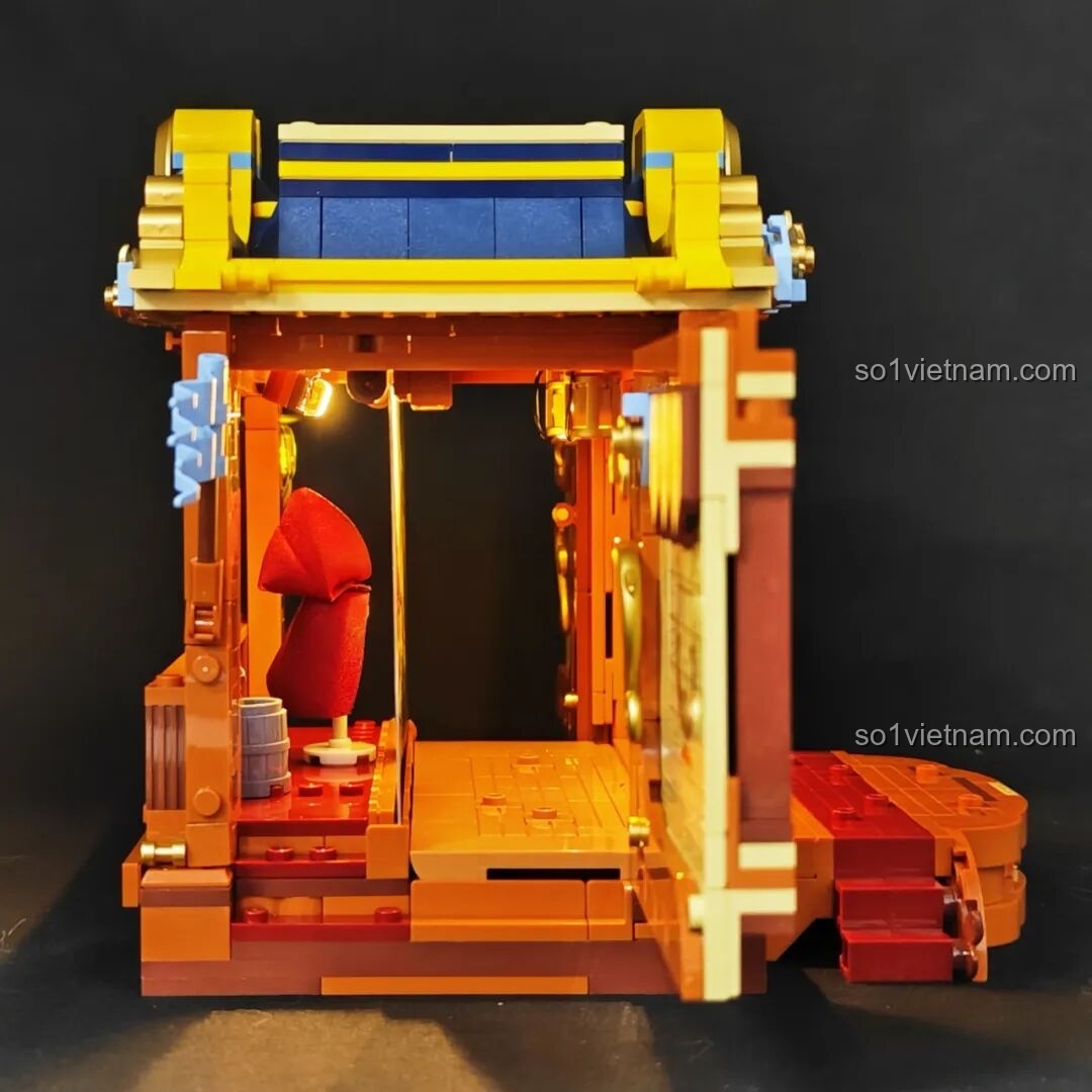 Chi tiết mái vòm sân khấu Lumibricks L9063 Đoàn Kịch Biểu Diễn Thời Trung Cổ với logo và trang trí. Sân Khấu Kịch Trung Cổ L9063.