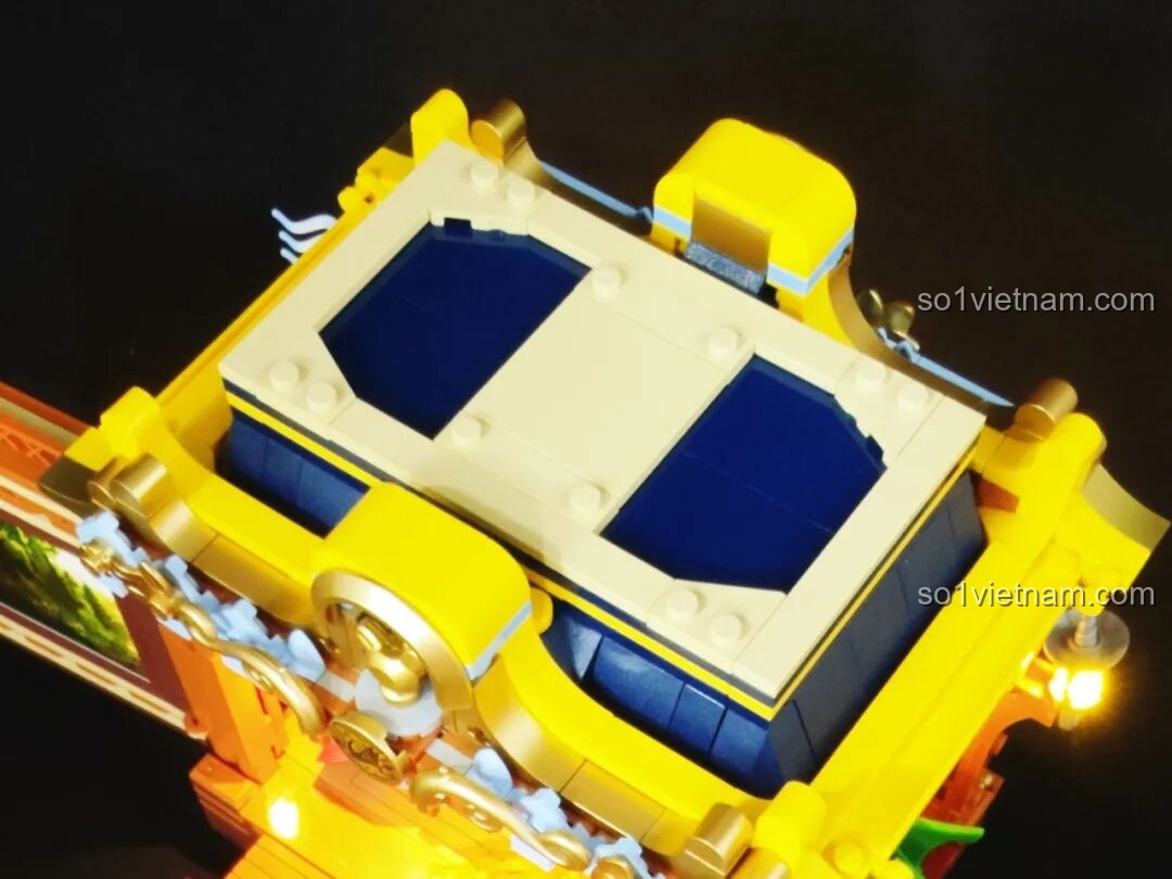 Hộp pin và dây đèn LED được giấu kín đáo trên mái vòm sân khấu Lumibricks L9063 Đoàn Kịch Biểu Diễn Thời Trung Cổ. Trải nghiệm Lumibricks L9063.