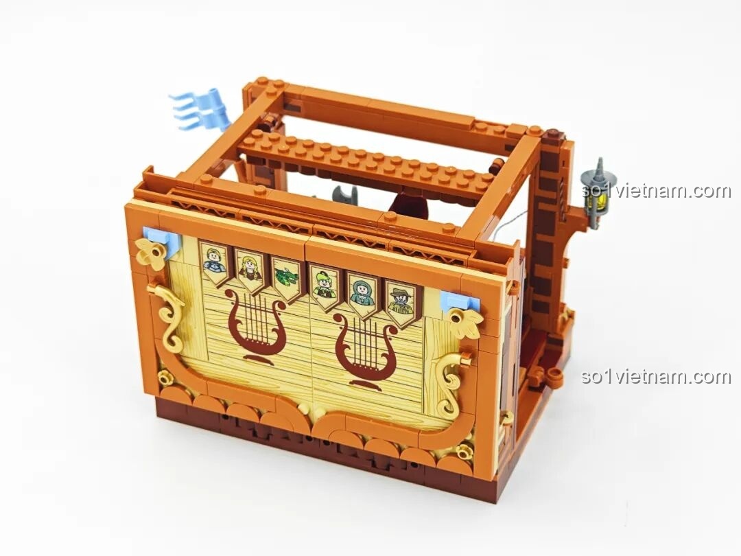 Mặt sau của sân khấu Lumibricks L9063 Đoàn Kịch Biểu Diễn Thời Trung Cổ đang được lắp ráp. Sân Khấu Kịch Trung Cổ L9063.