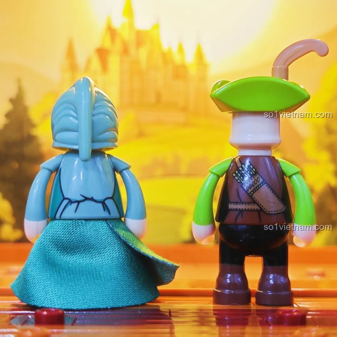 Mặt sau của minifigures Aliyah (Nữ tỳ) và Marcus (Robin Hood) của Lumibricks L9063 Đoàn Kịch Biểu Diễn Thời Trung Cổ. Đồ Chơi Sân Khấu Trung Cổ.