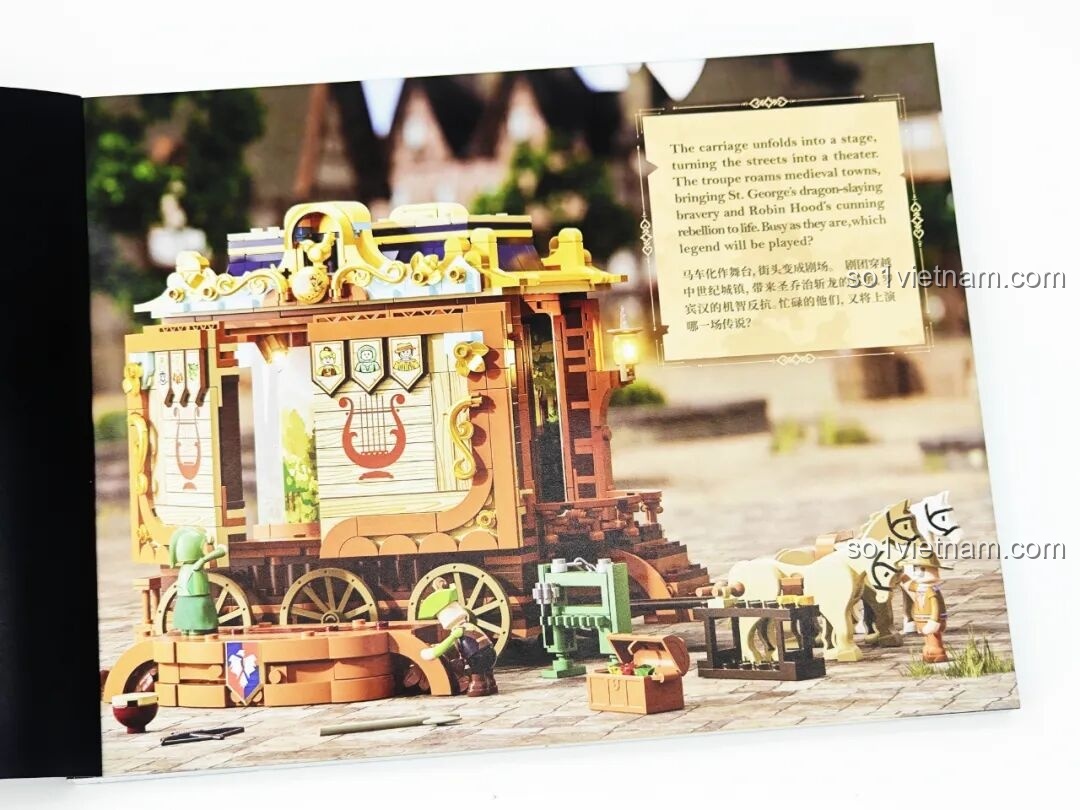 Trang giới thiệu bối cảnh vở kịch trong sách hướng dẫn Lumibricks L9063 Đoàn Kịch Biểu Diễn Thời Trung Cổ. Bộ lắp ghép Lumibricks 9063.