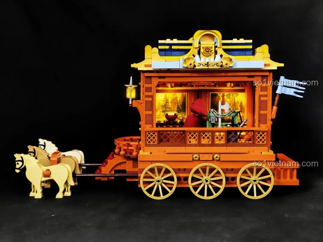 Bên trong xe ngựa kéo lưu diễn Lumibricks L9063 Đoàn Kịch Biểu Diễn Thời Trung Cổ có đèn sáng. Sân Khấu Kịch Trung Cổ L9063.