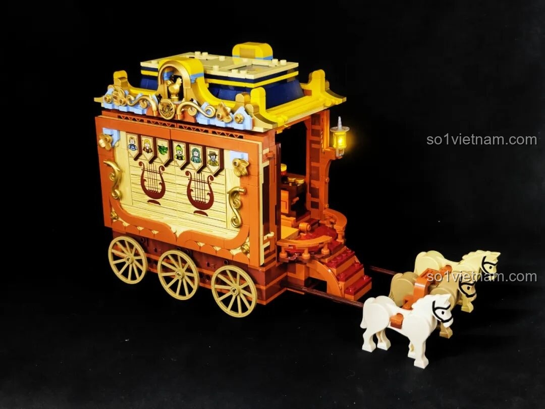 Xe ngựa kéo lưu diễn Lumibricks L9063 Đoàn Kịch Biểu Diễn Thời Trung Cổ nhìn từ phía sau. Trải nghiệm Lumibricks L9063.