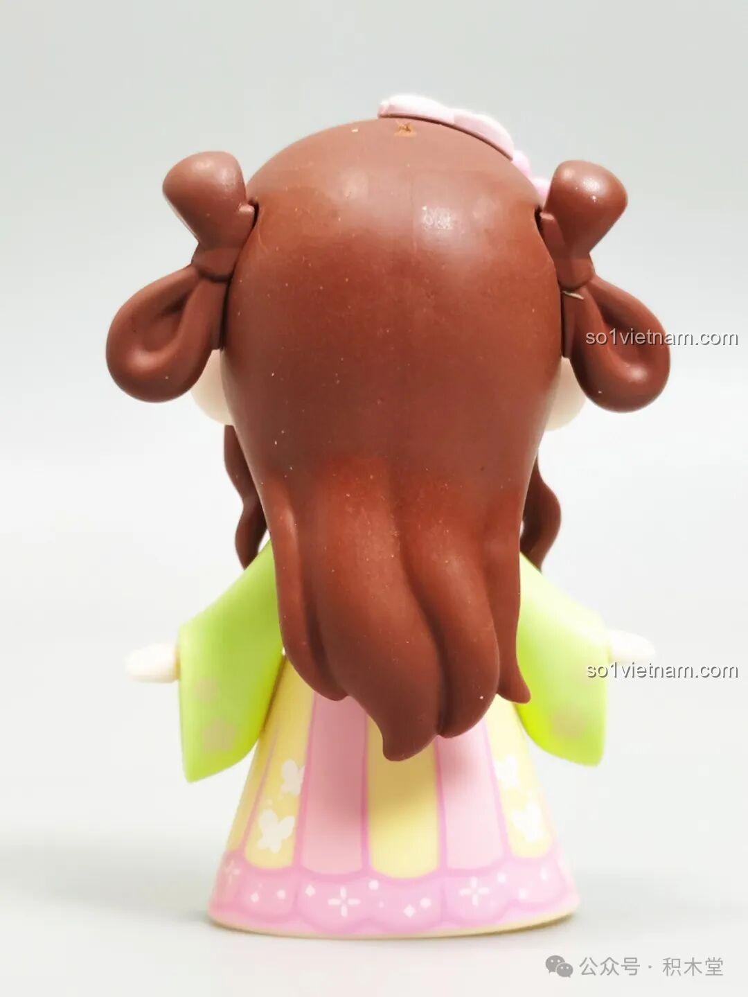 Mặt sau của minifigure Nanci mùa Xuân, cho thấy chi tiết kiểu tóc búi và họa tiết trên trang phục của nhân vật.