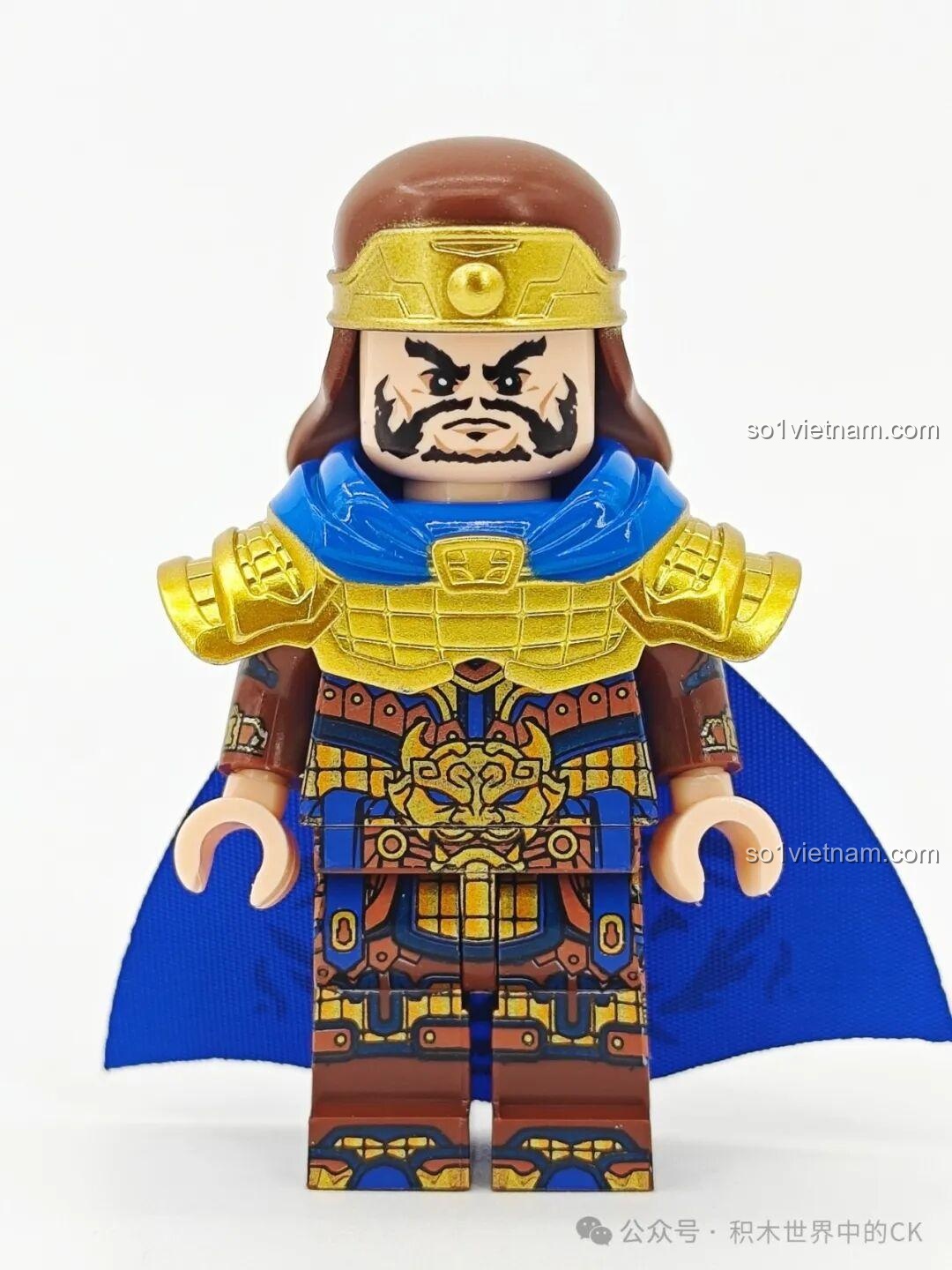 Minifigure Phan Chương mã 20378 sau khi lắp ráp đầy đủ giáp vai, tóc, khăn choàng và áo choàng.