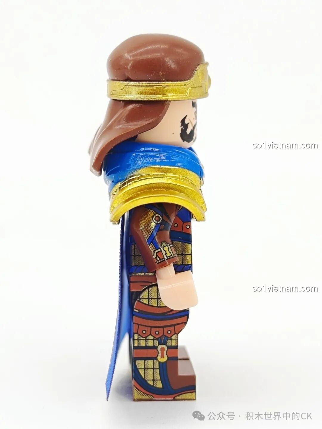 Ảnh chụp góc nghiêng từ phía bên kia của minifigure Phan Chương mã 20378, thể hiện chi tiết in trên cánh tay.