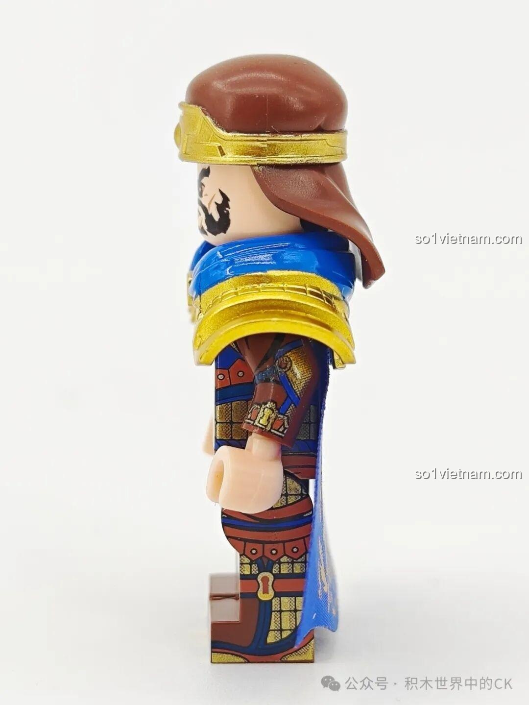 Ảnh chụp góc nghiêng của minifigure Phan Chương mã 20378, cho thấy các lớp phụ kiện được kết hợp hài hòa.