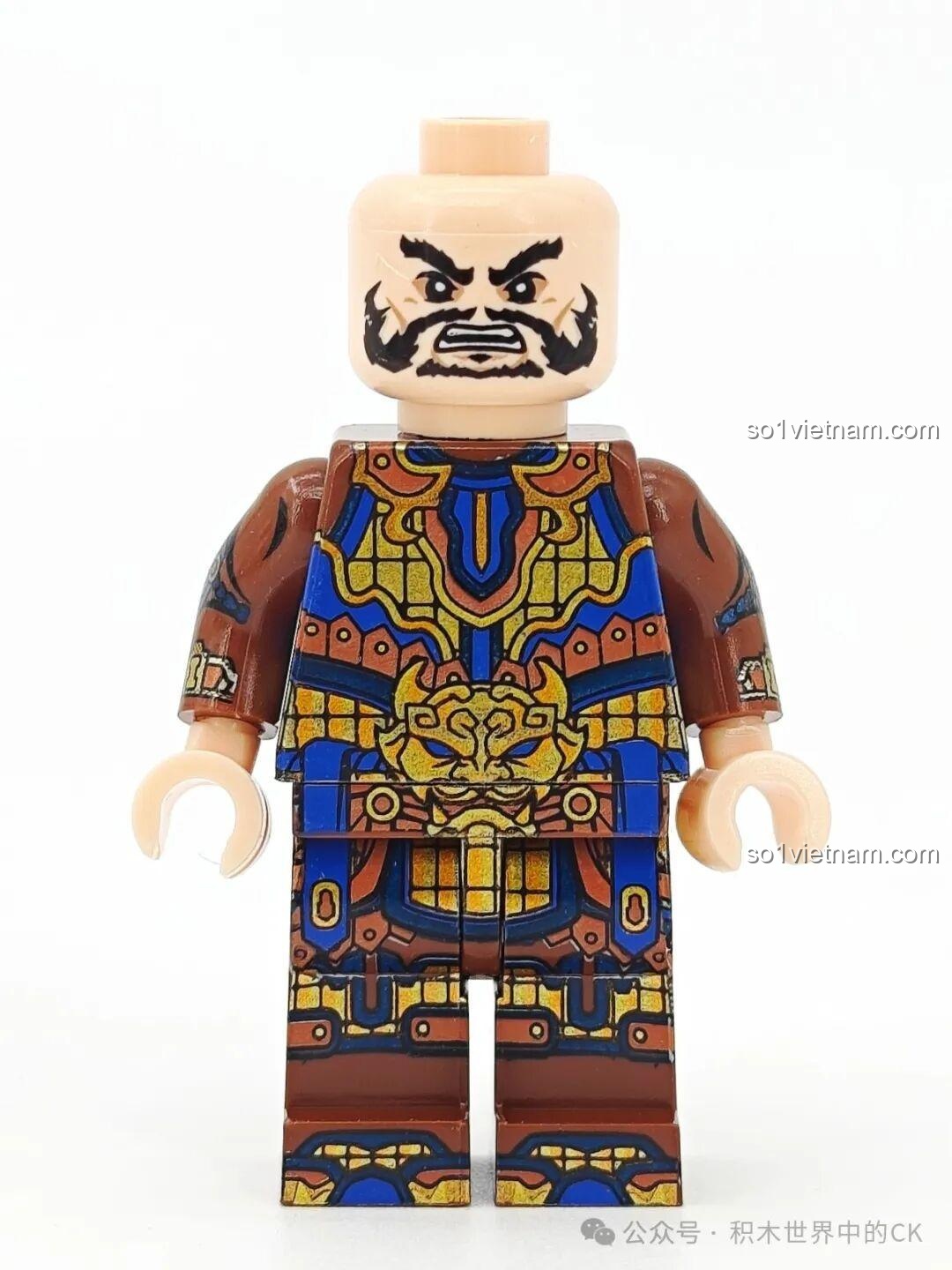 Cận cảnh phần thân trước của minifigure Phan Chương mã 20378, với họa tiết giáp màu xanh và vàng.
