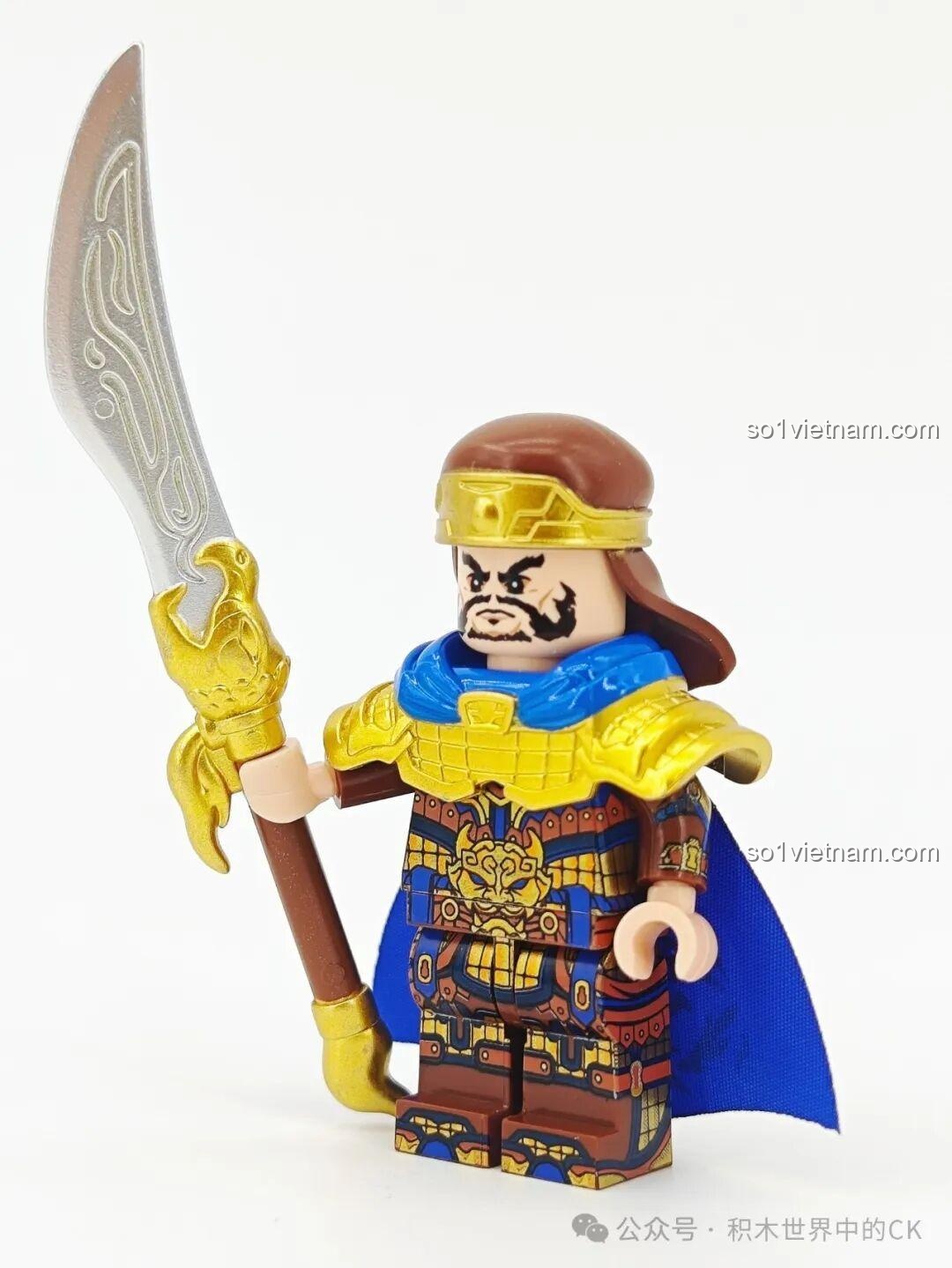 Minifigure Phan Chương mã 20378 cầm cây đại đao, vũ khí đặc trưng với thiết kế lưỡi đao độc đáo.