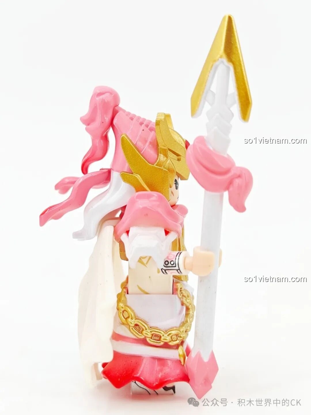 Cận cảnh bên phải minifigure Triệu Vân (Phiên bản Hồng Valentine) 11027 Kuzhao, chi tiết giáp và vũ khí.