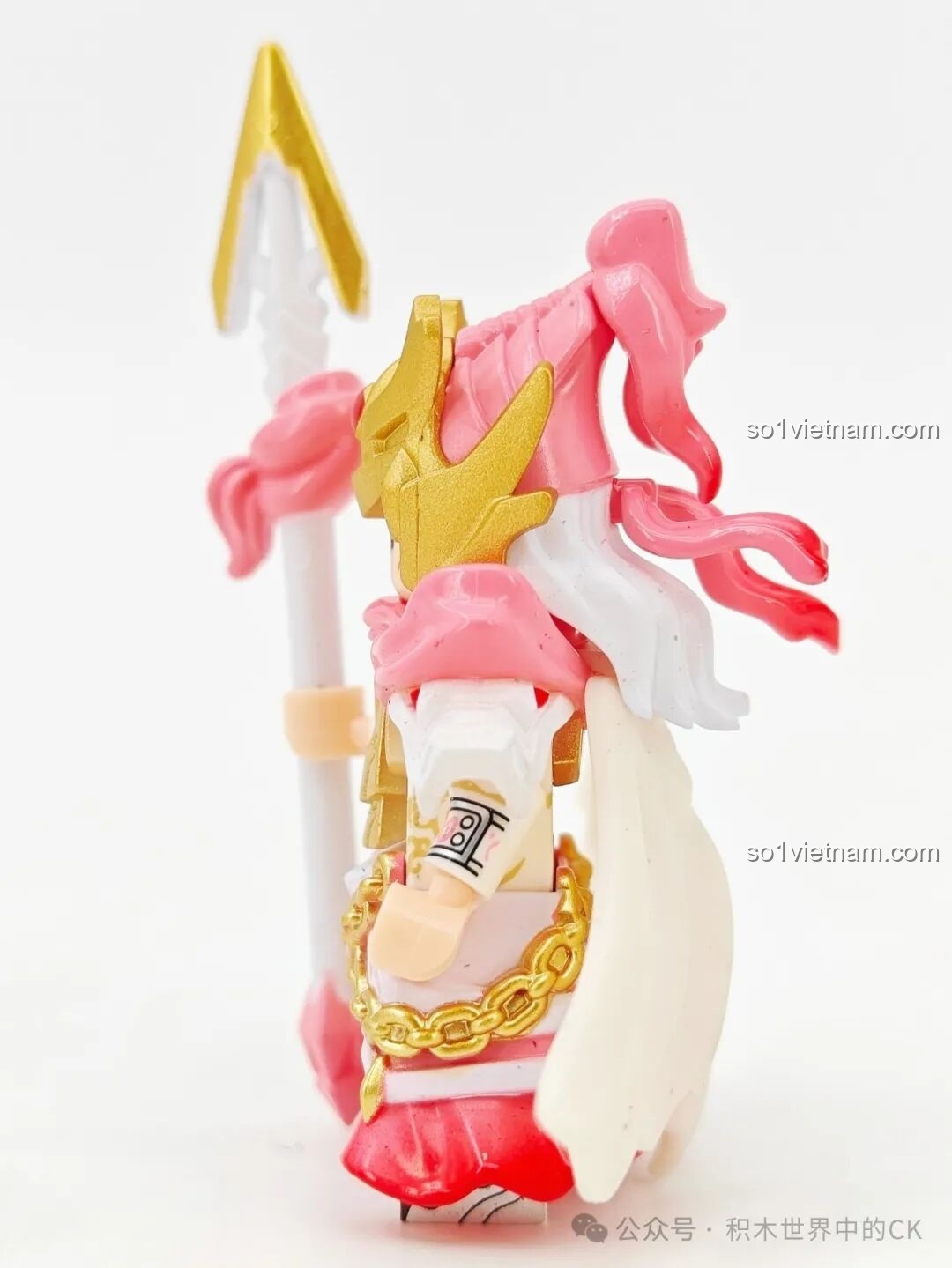 Cận cảnh bên trái minifigure Triệu Vân (Phiên bản Hồng Valentine) 11027 Kuzhao, chi tiết giáp và dây xích vàng.