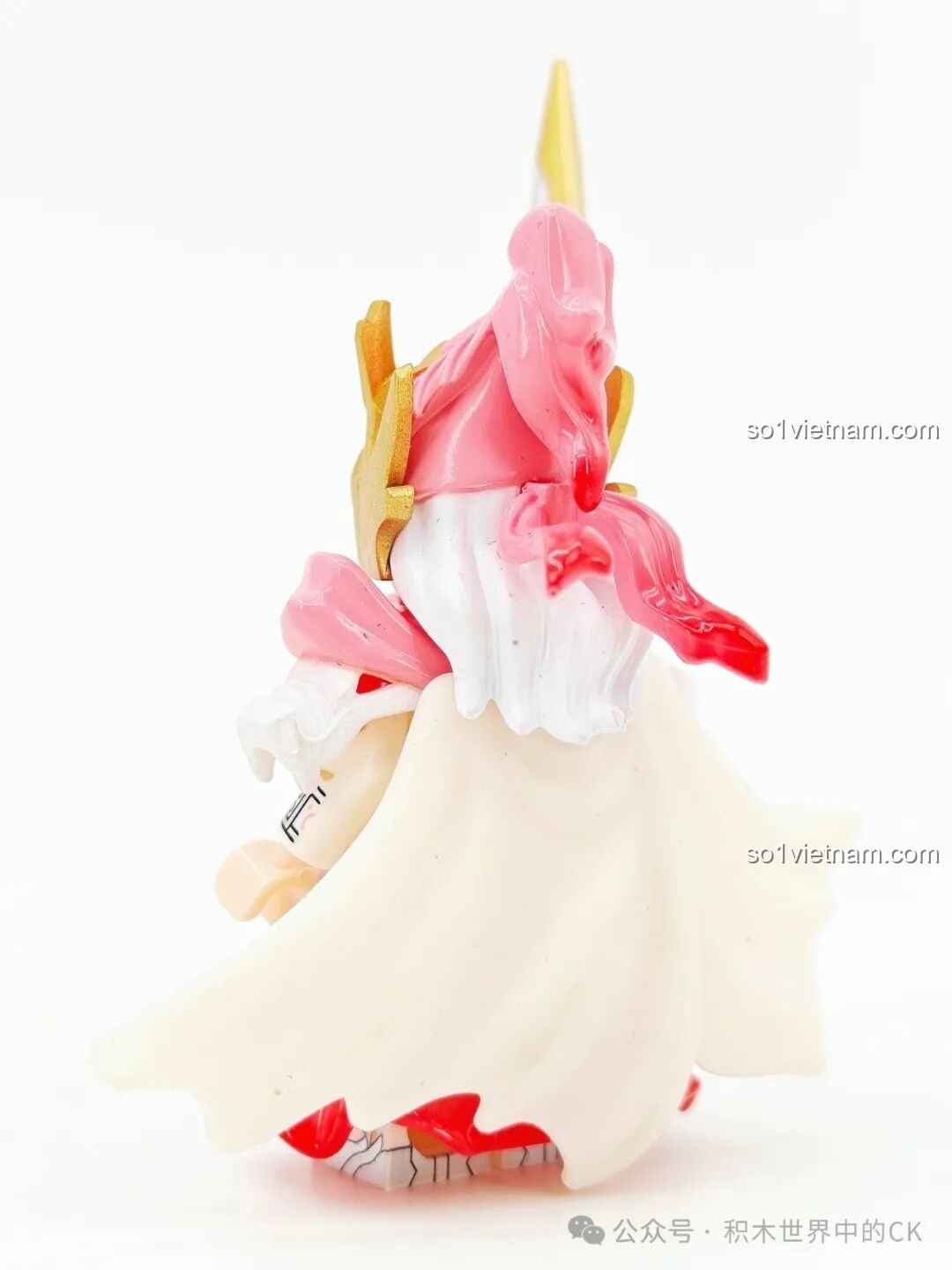 Góc nhìn chéo từ phía sau bên trái của minifigure Triệu Vân (Phiên bản Hồng Valentine) 11027 Kuzhao.