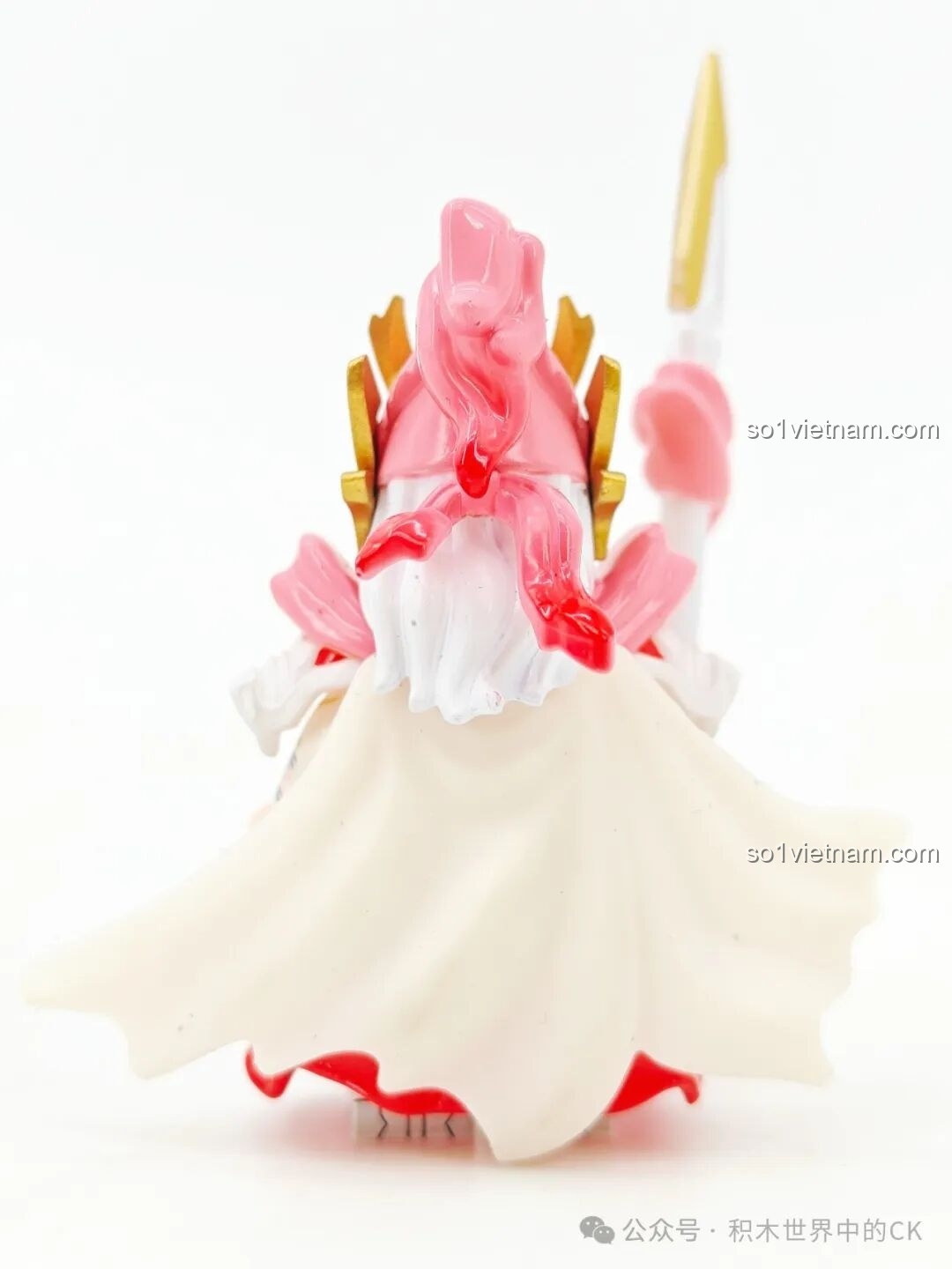 Mặt sau của minifigure Triệu Vân (Phiên bản Hồng Valentine) 11027 Kuzhao, khoe áo choàng và mũ trụ.