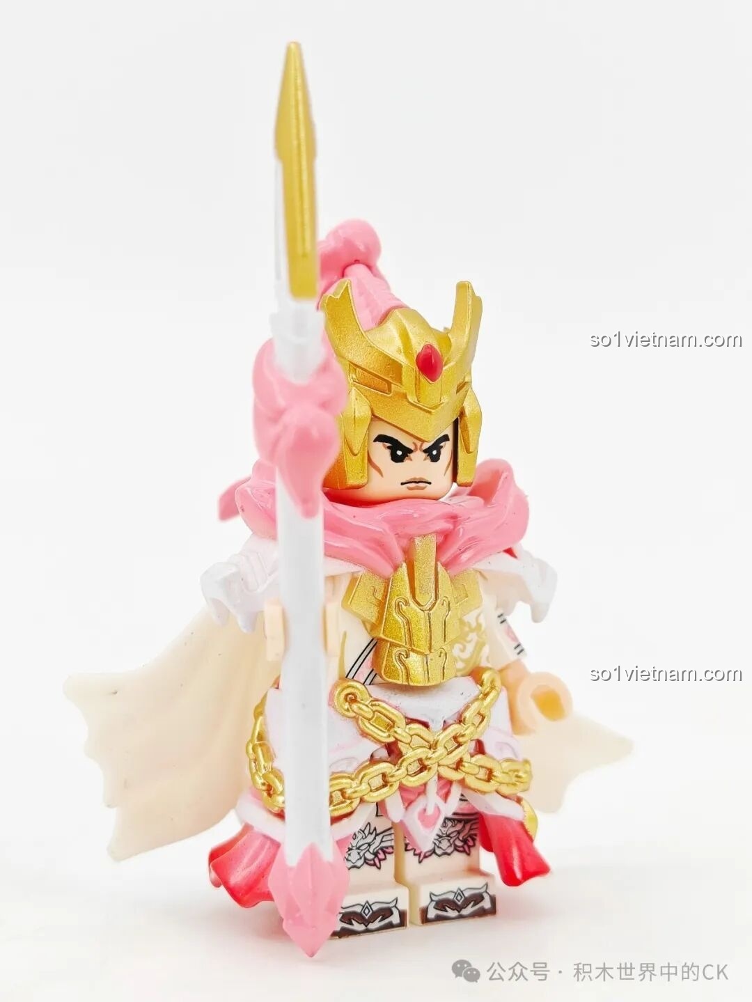 Minifigure Triệu Vân (Phiên bản Hồng Valentine) 11027 Kuzhao ở góc nhìn chéo, khoe chi tiết giáp và thương bạc.