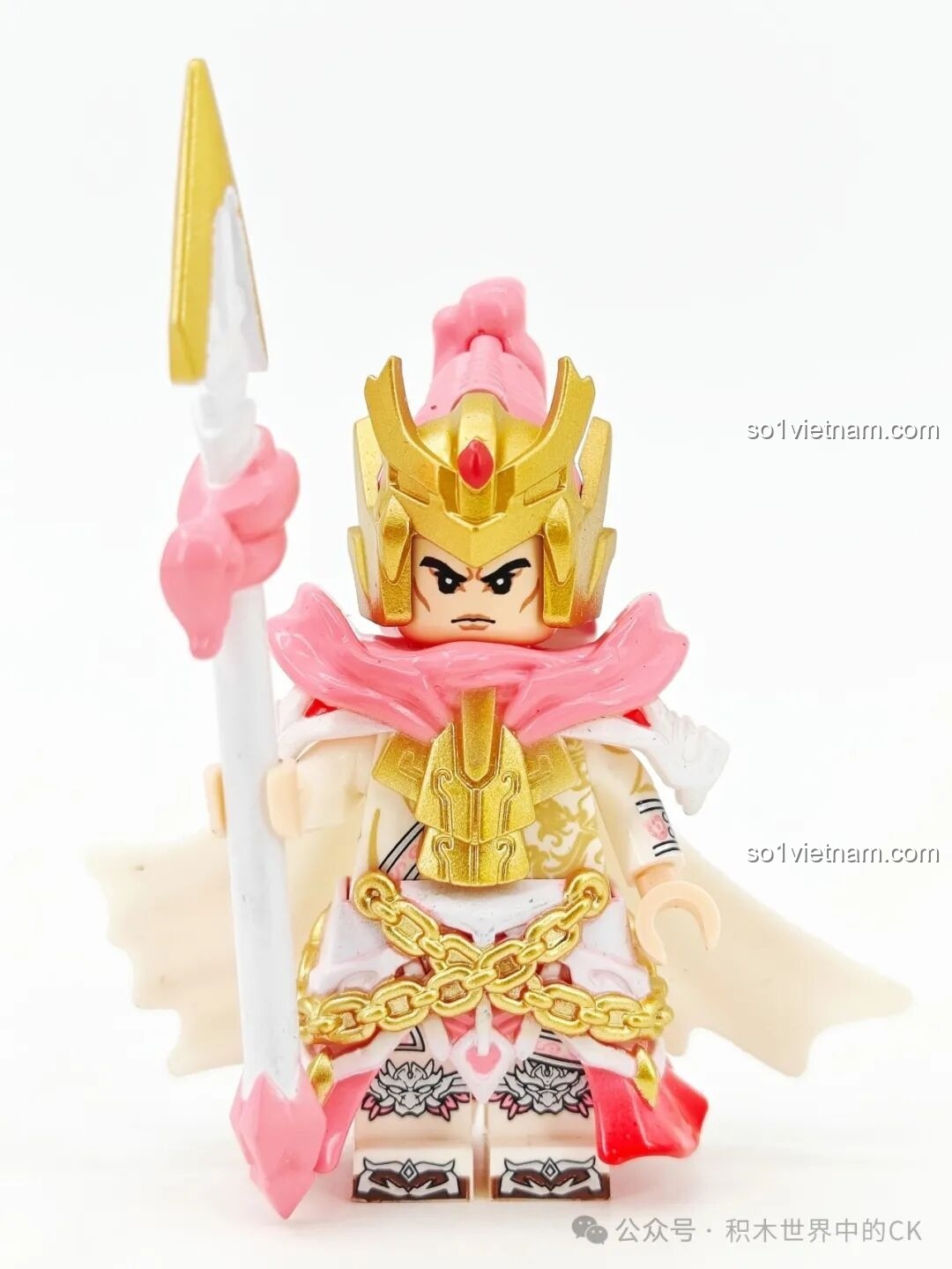 Minifigure Triệu Vân (Phiên bản Hồng Valentine) 11027 Kuzhao đứng thẳng, thể hiện sự uy nghi và mạnh mẽ.