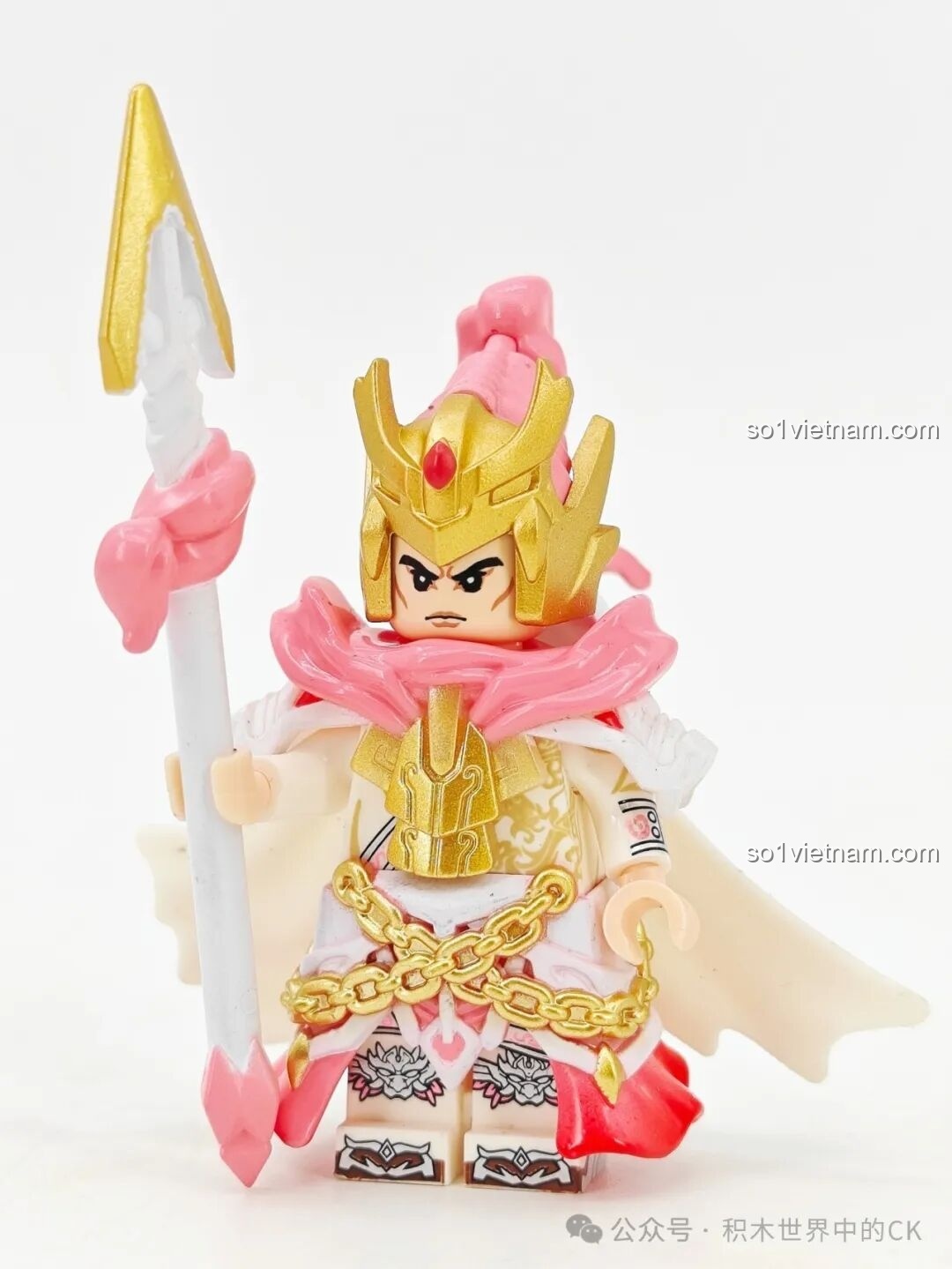 Minifigure Triệu Vân (Phiên bản Hồng Valentine) 11027 Kuzhao đã lắp ráp hoàn chỉnh, đứng thẳng cầm thương oai phong.