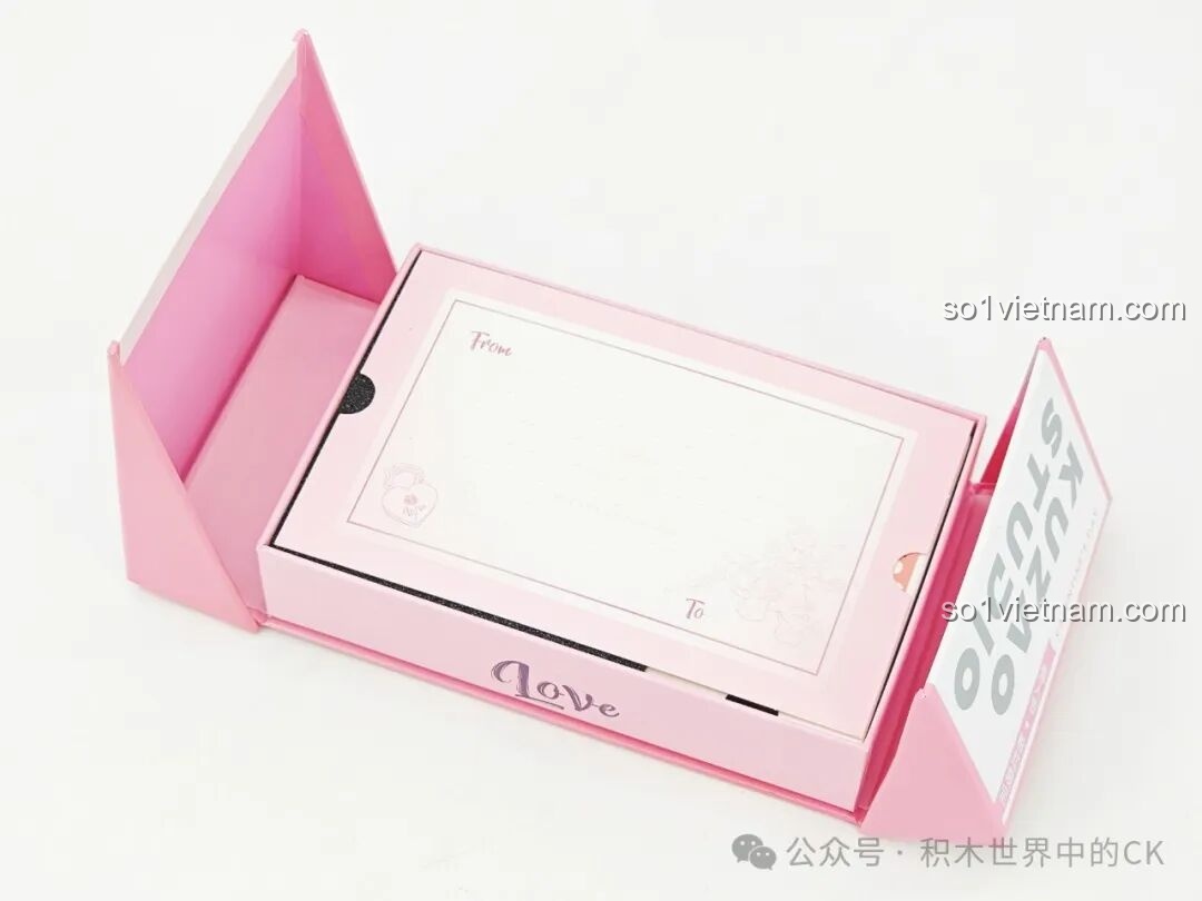 Hộp Minifigure Triệu Vân (Phiên bản Hồng Valentine) 11027 Kuzhao mở ra, bên trong có lớp mút xốp bảo vệ.