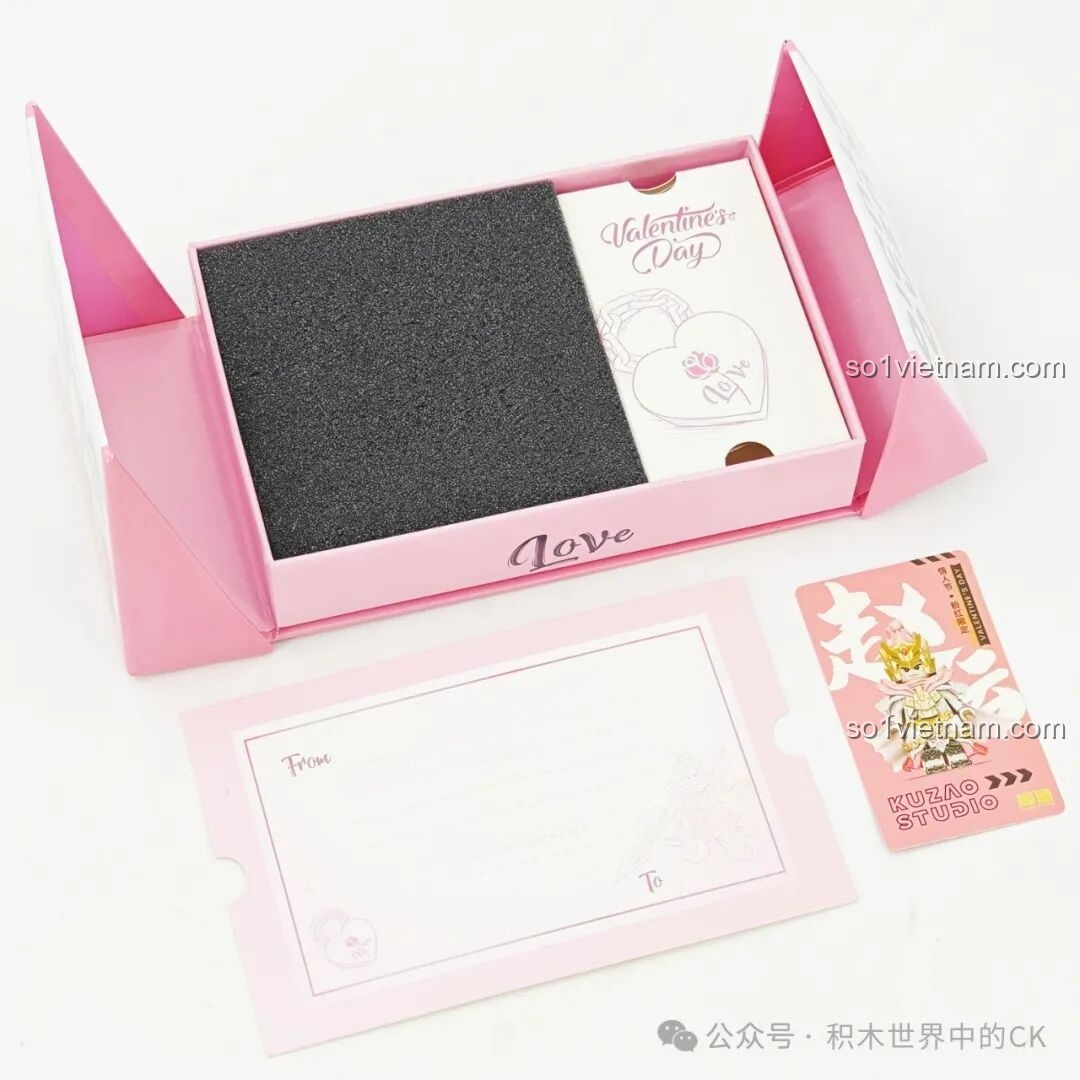 Các phụ kiện đi kèm Minifigure Triệu Vân (Phiên bản Hồng Valentine) 11027 Kuzhao: thiệp, móc khóa, đèn UV và minifigure.